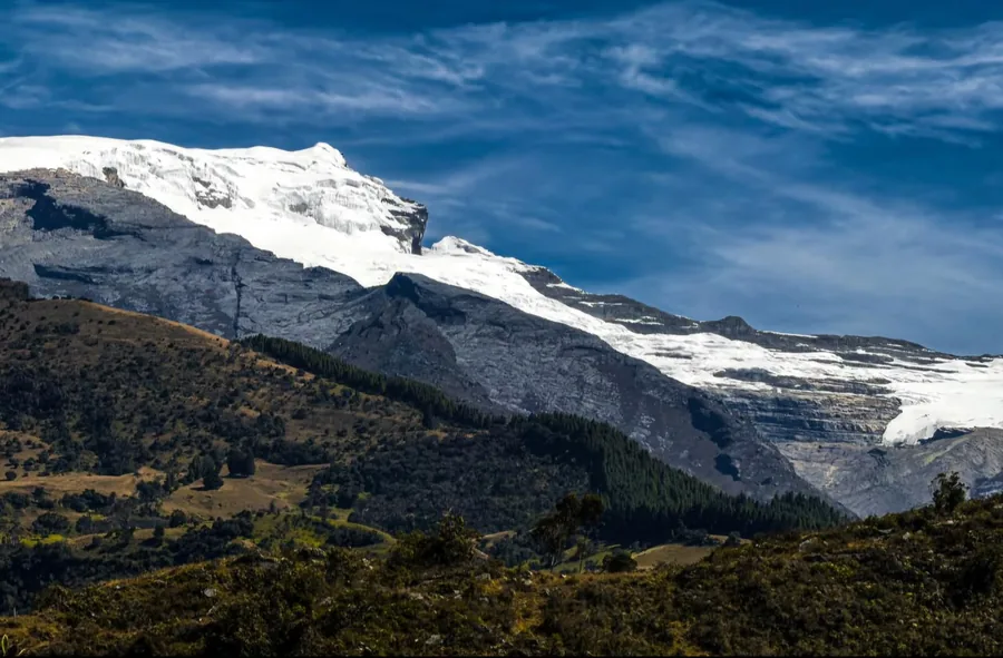 El glaciar del Ritacuba Blanco visto desde los potreros de Güicán de la Sierra, con el casquete de hielo sobre la pared de roca